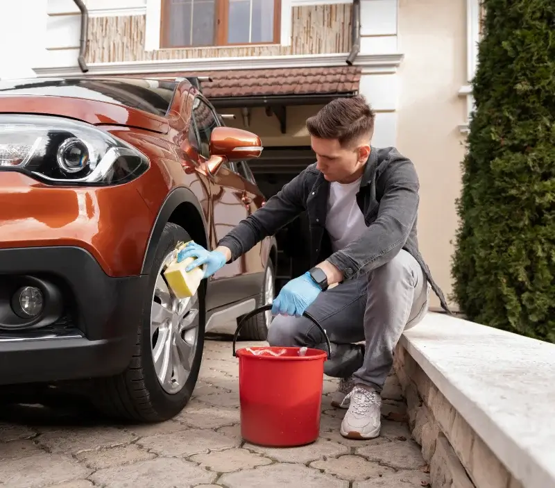 Lavage auto à domicile Dompierre-sur-Yon : professionnel intervenant sur un véhicule